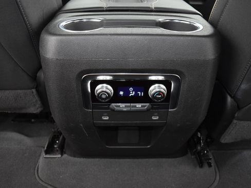 Used 2024 GMC Yukon SLT image 18