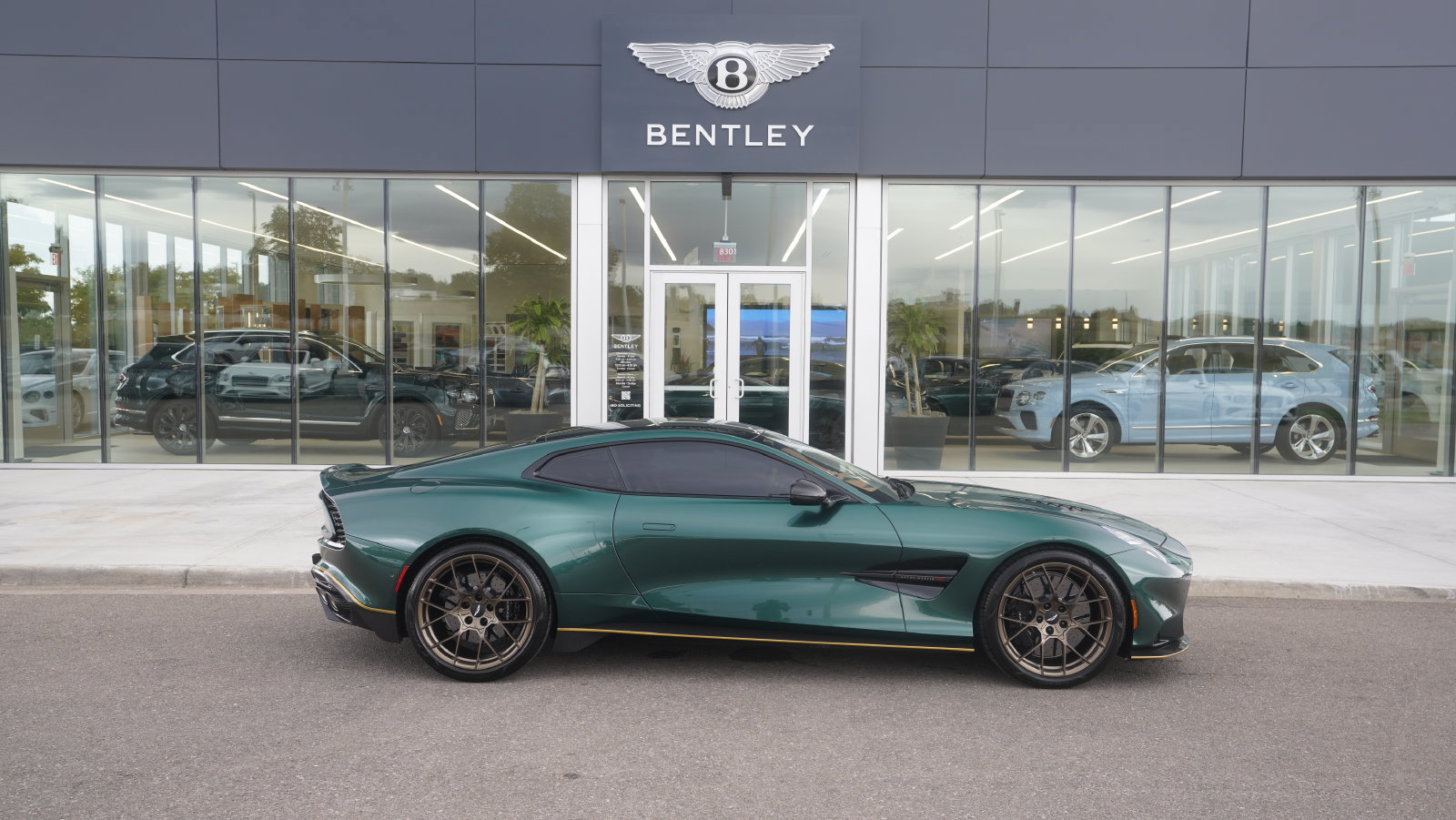 Used 2025 Aston Martin Vanquish RWD image 16