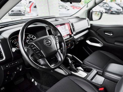 Used 2024 Nissan Frontier SV w/ SV Convenience Package RWD image 2