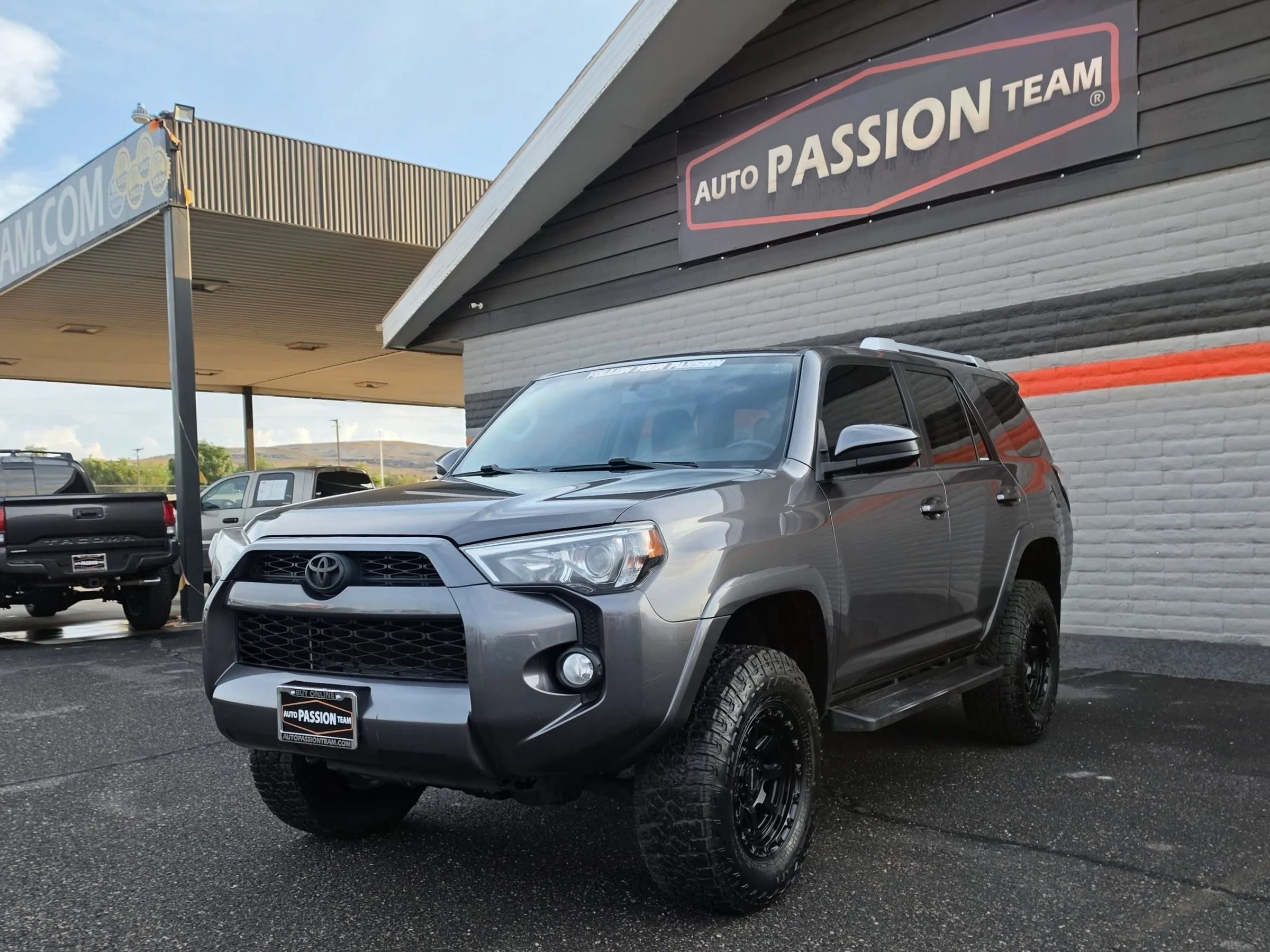Used 2018 Toyota 4Runner SR5 AWD/4WD image 1