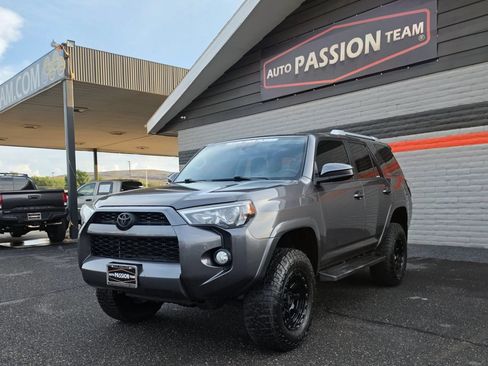 Used 2018 Toyota 4Runner SR5 AWD/4WD image 1