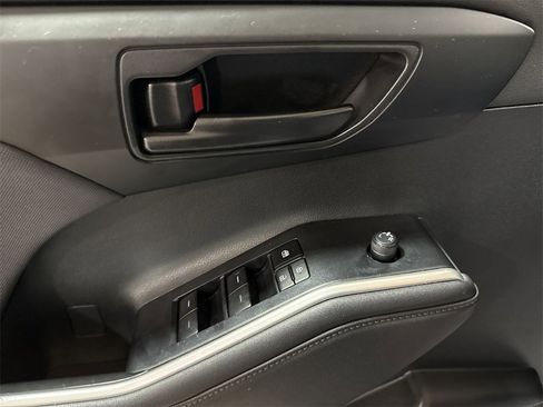 Used 2023 Toyota Highlander L image 20
