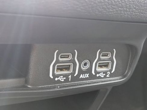 Used 2024 Chrysler Pacifica Limited FWD image 22