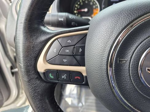 Used 2017 Jeep Renegade Latitude FWD image 17
