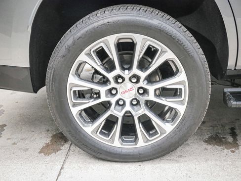 Used 2026 GMC Yukon Denali w/ Sun & Power Step Package AWD/4WD image 13