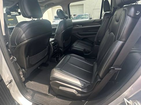 Used 2023 Jeep Grand Cherokee L Limited w/ Black Appearance Package AWD/4WD image 5