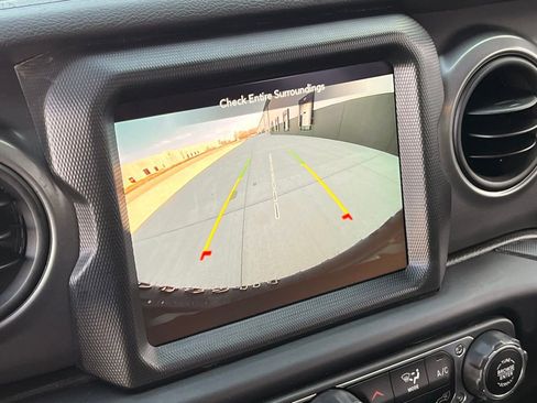 Used 2023 Jeep Wrangler Unlimited w/ Sun & Screen Package image 29