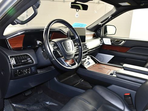 Used 2023 Lincoln Navigator L Reserve AWD/4WD image 2