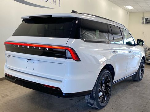 New 2026 Lincoln Navigator Reserve w/ Jet Appearance Package image 10