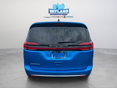 New 2027 Chrysler Pacifica Select FWD image 4