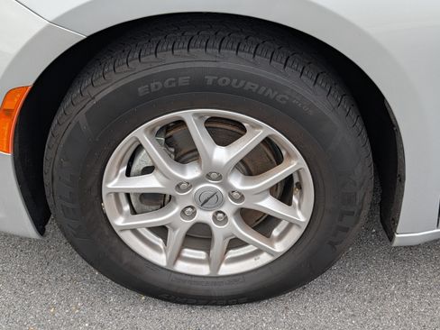 Used 2024 Chrysler Pacifica Touring-L FWD image 26