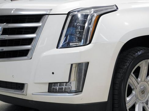 Used 2015 Cadillac Escalade Luxury image 16