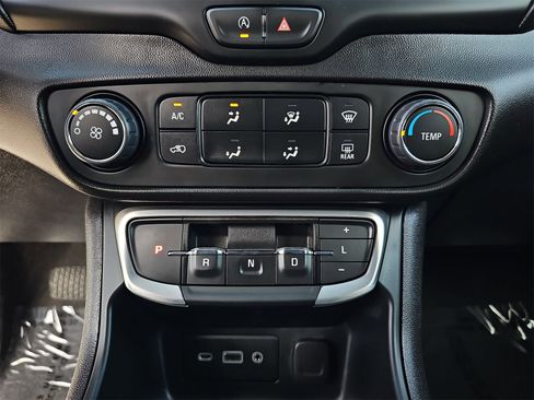 Used 2024 GMC Terrain SLE image 24