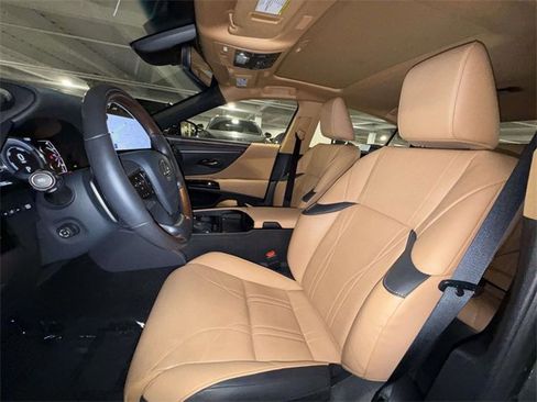 Used 2025 Lexus ES 300h w/ Technology Package image 2
