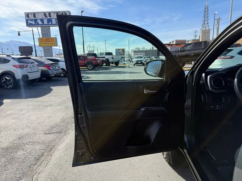 Used 2019 Toyota Tacoma TRD Off-Road image 17