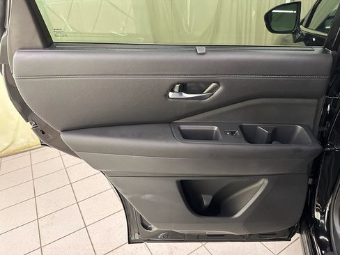 Used 2025 Nissan Pathfinder SL AWD/4WD image 38