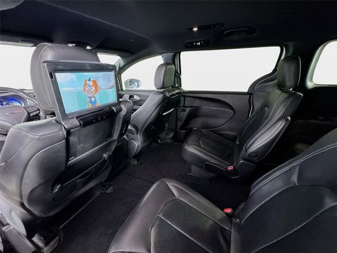 Used 2021 Chrysler Pacifica Touring-L w/ Uconnect Theater Family Group FWD image 32