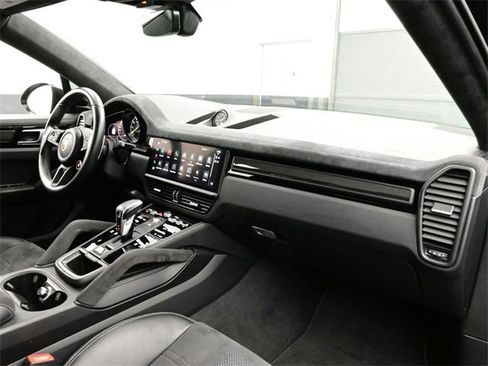 Used 2022 Porsche Cayenne Turbo GT image 19