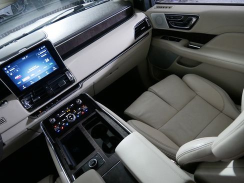 Used 2021 Lincoln Navigator L Reserve image 12