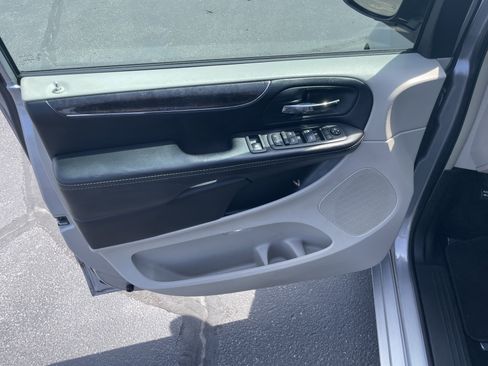 Used 2016 Chrysler Town & Country Touring FWD image 11