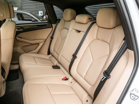 Certified 2026 Porsche Macan image 14