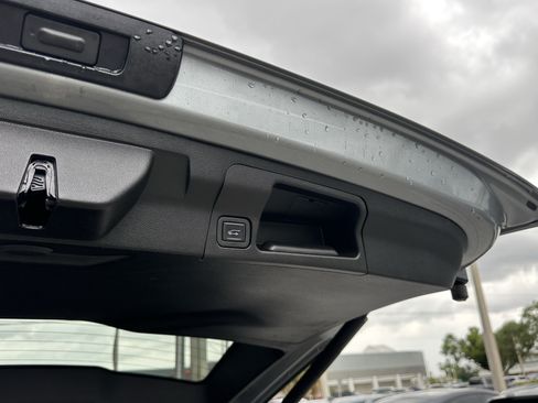 Certified 2023 GMC Acadia SLT AWD/4WD image 11