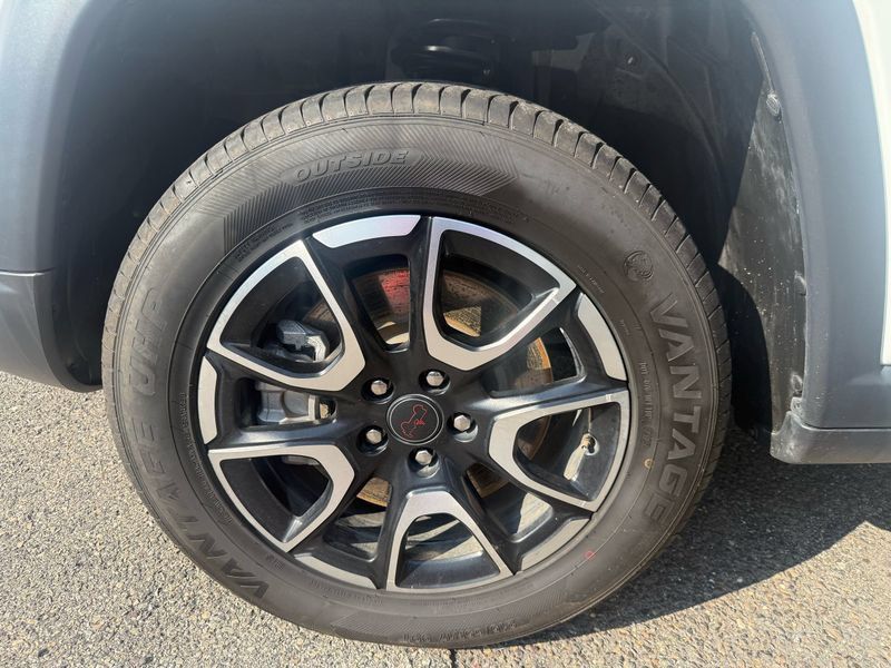 Used 2025 Jeep Compass Trailhawk AWD/4WD image 57