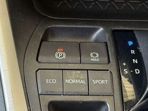 Used 2021 Toyota RAV4 XLE w/ Convenience Package FWD image 21