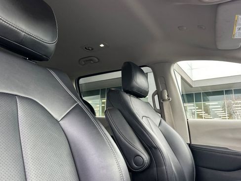 Used 2024 Chrysler Pacifica Select image 18