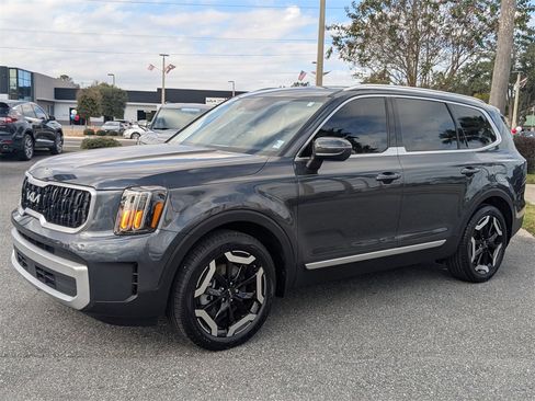 Used 2024 Kia Telluride EX w/ EX Captain's Chair Package image 7