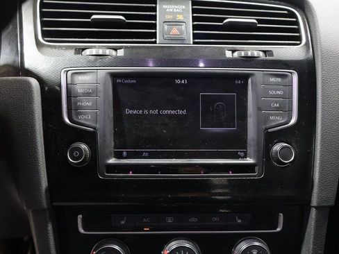 Used 2017 Volkswagen Golf S image 21