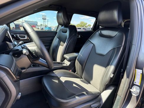 Used 2023 Jeep Compass Latitude AWD/4WD image 3