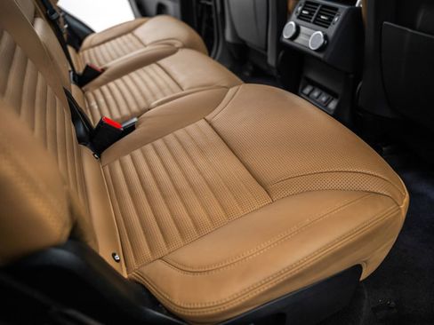 Used 2024 Land Rover Discovery Metropolitan Edition AWD/4WD image 34