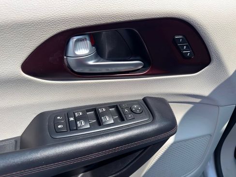 Used 2017 Chrysler Pacifica Limited w/ Advanced Safetytec Group FWD image 9