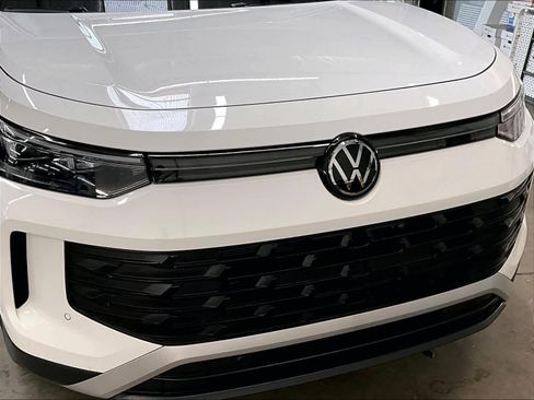 Certified 2025 Volkswagen Tiguan SE FWD image 32