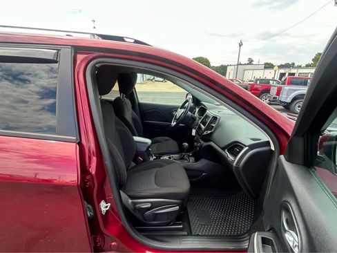 Used 2020 Jeep Cherokee Latitude w/ Cold Weather Group AWD/4WD image 14
