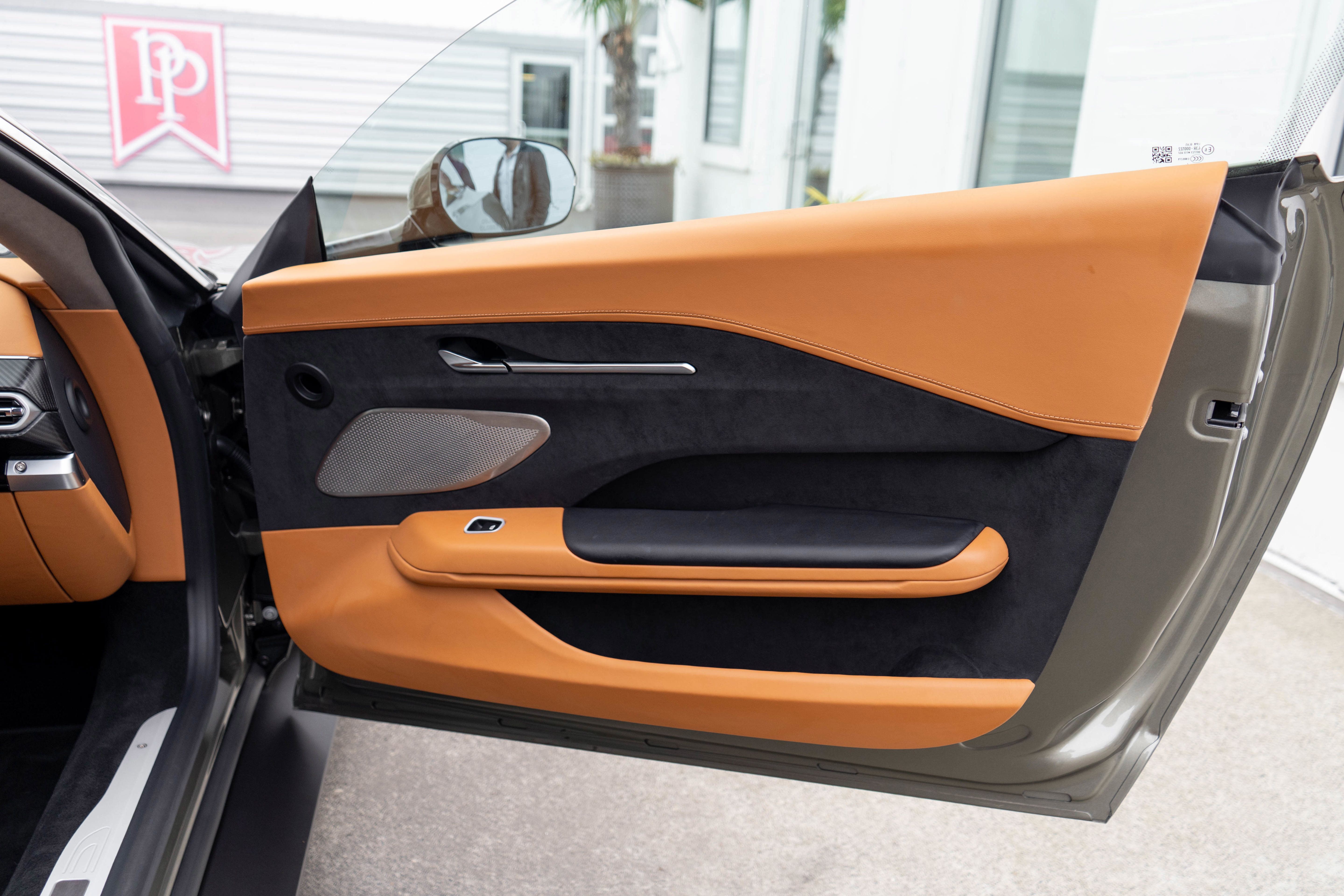 Used 2025 Aston Martin V8 Vantage Coupe RWD image 22