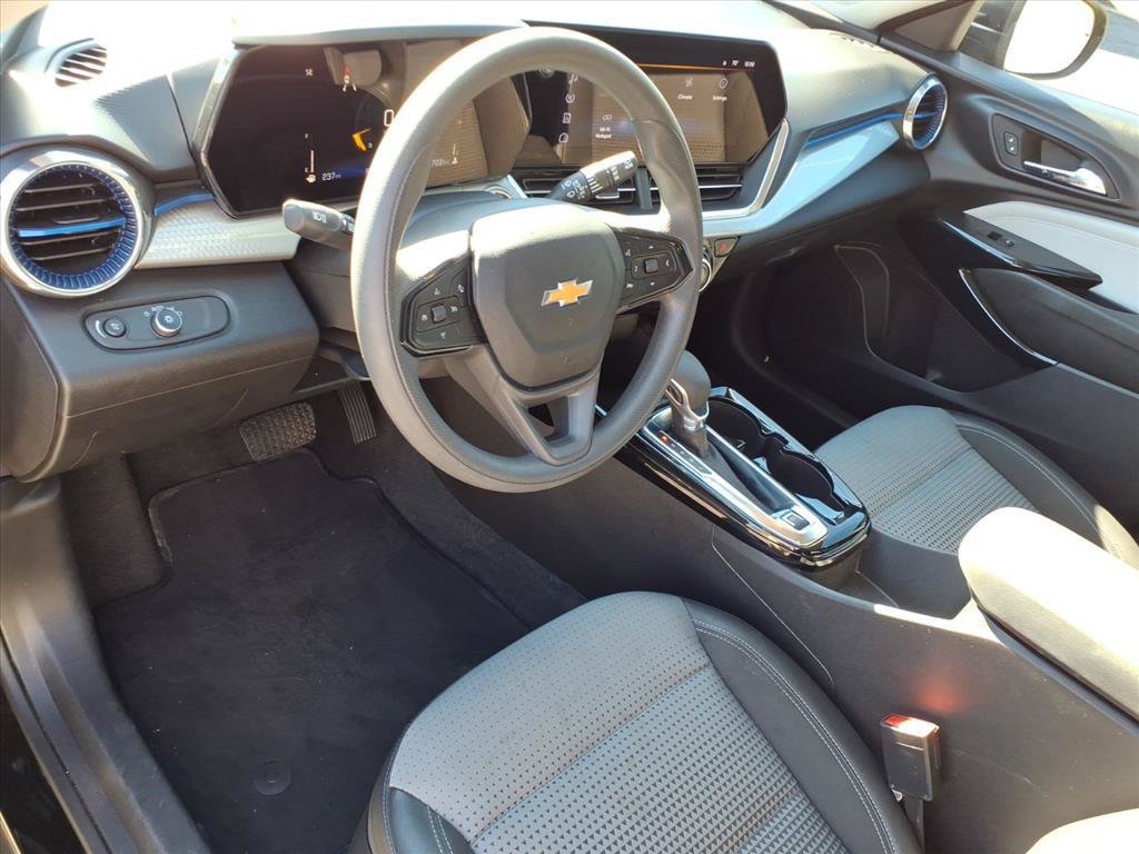 Used 2025 Chevrolet Trax LT FWD image 11