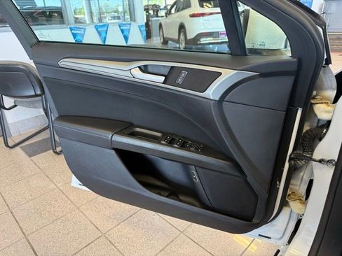 Used 2019 Ford Fusion SE FWD image 21