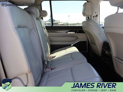 Used 2024 Jeep Wagoneer Series II w/ Flexible Seating Group RWD image 12