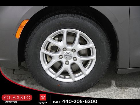 Used 2023 Chrysler Pacifica Touring-L image 23