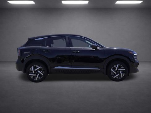 Used 2025 Nissan Kicks SV FWD image 3