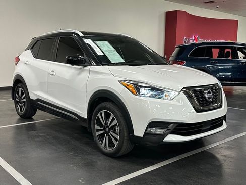 Used 2020 Nissan Kicks SR w/ SR Premium Package FWD image 9