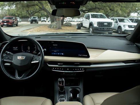 Used 2025 Cadillac XT4 Premium Luxury image 17