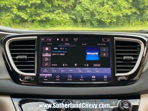 Used 2023 Chrysler Pacifica Touring-L FWD image 25