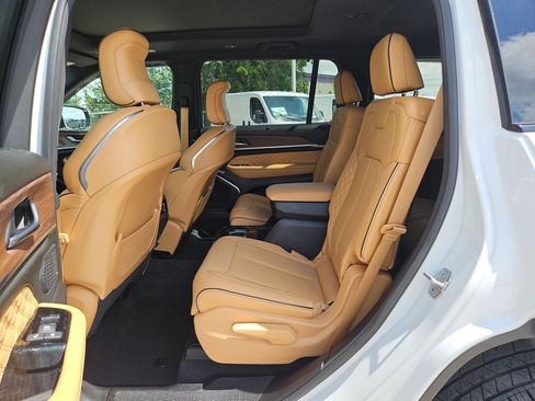 Used 2025 Jeep Grand Cherokee L Summit w/ Obsidian Package AWD/4WD image 14