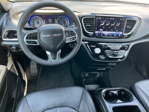 Used 2025 Chrysler Pacifica Select FWD image 2