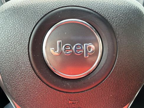 Used 2018 Jeep Grand Cherokee Altitude AWD/4WD image 20