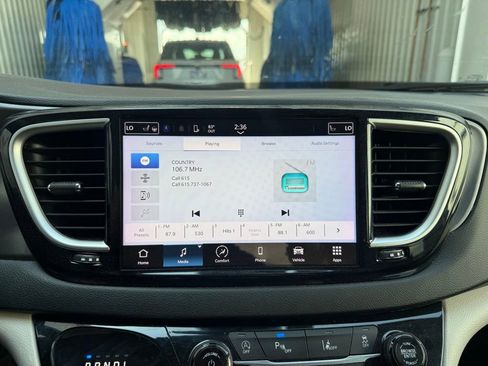 Used 2023 Chrysler Pacifica Touring-L image 13