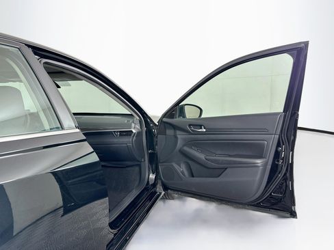 Used 2025 Nissan Altima 2.5 SV FWD image 30